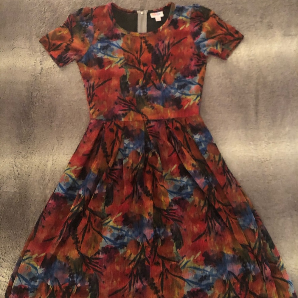 SIZE SMALL LULAROE AMELIA